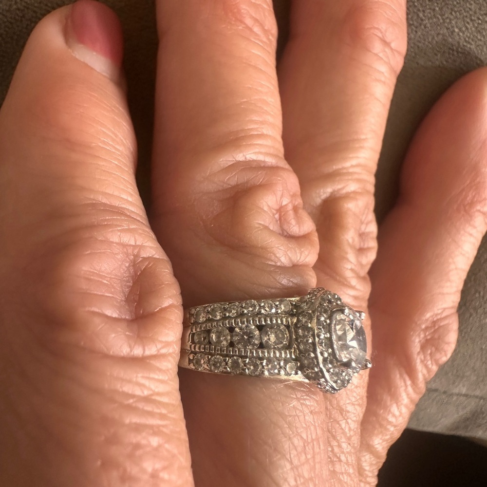 Elegant Silver CZ Woman’s Ring Perfect Travel or Vacation Size 6 Low Setting - Picture 5 of 12
